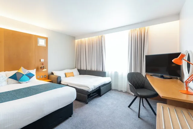 غرفة بريميوم بسرير كوين في الطابق العلوي، Holiday Inn Bournemouth 2/10