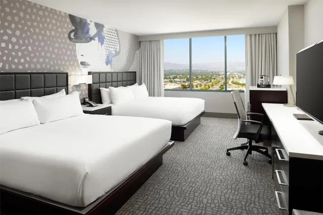غرفة ديلوكس بسرير كينج وسريرين كينج، Hilton Woodland Hills Los Angeles 1/7