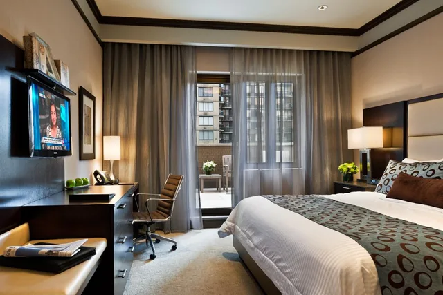 غرفة ديلوكس بسرير كينج بشرفة، The Pearl New York 1/1