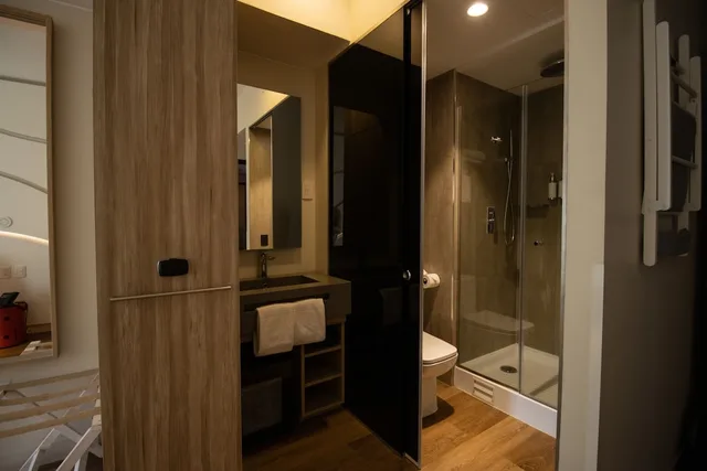 غرفة قياسية بسرير كينج وسريرين منفصلين، Nodo Hotel 4/4