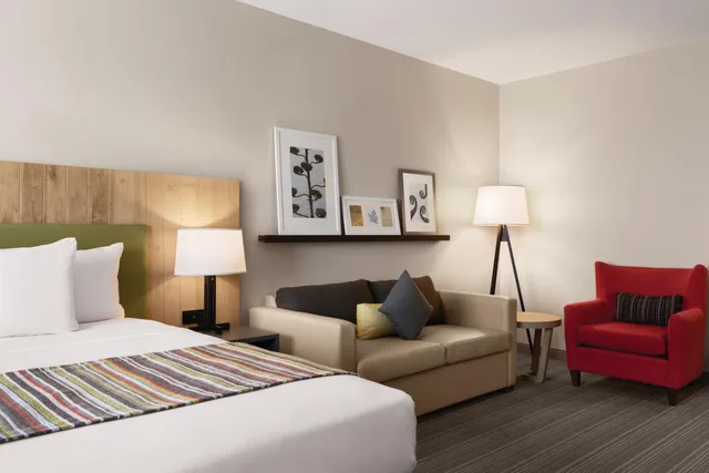 Open Plan, Suite, King Bed, Sofa، Country Inn and Suites By Radisson Belleville ON 3/5