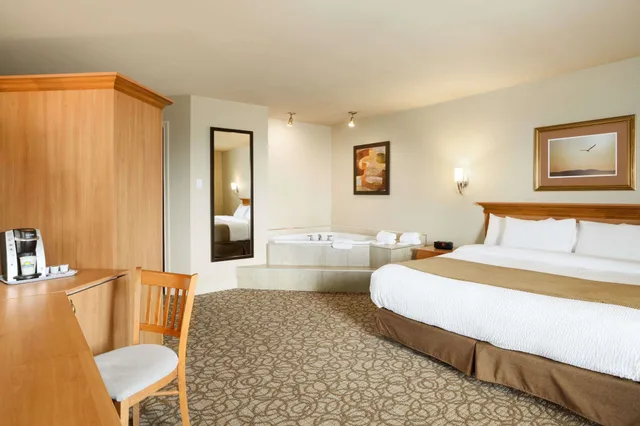 Room, King Bed, Queen Murphy Bed, Balcony، Days Inn by Wyndham Riviere-Du-Loup 2/6