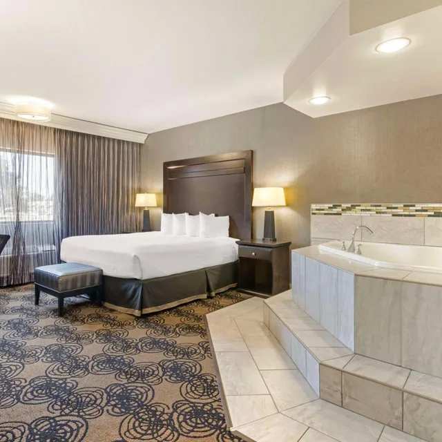 غرفة بسرير كينج بجاكوزي، Best Western Plus Midwest Inn 2/4
