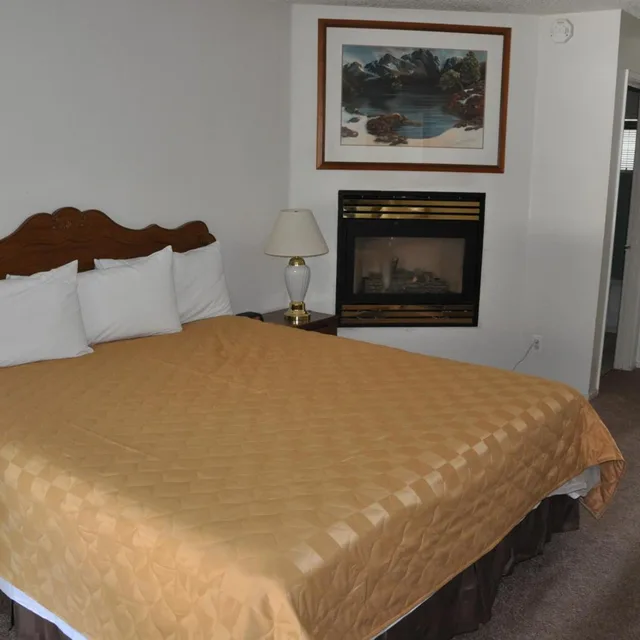 Room, King Bed, Cedar Inn & Suites 1/7