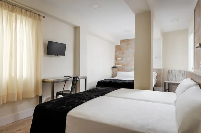غرفة رباعية بسريرين منفصلين وسرير بطابقين، YIT Casablanca 2/4