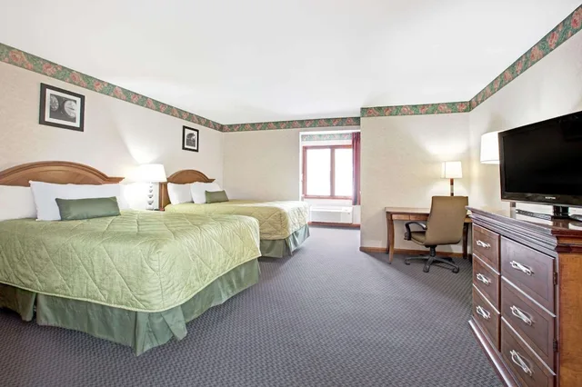 جناح استوديو بسرير مزدوج، Ramada by Wyndham Flemington 3/5