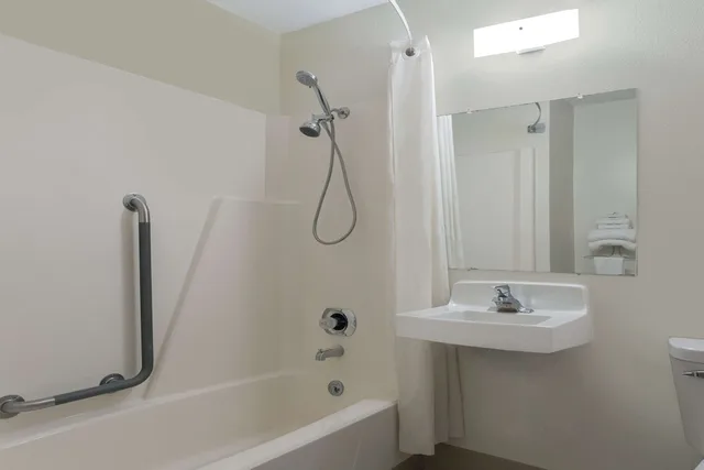 غرفة بسرير كوين لذوي الإعاقة، Super 8 by Wyndham Wisconsin Dells 4/4
