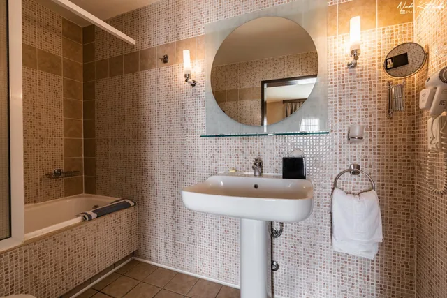 Suite, Street View، Avra Hotel 4/6
