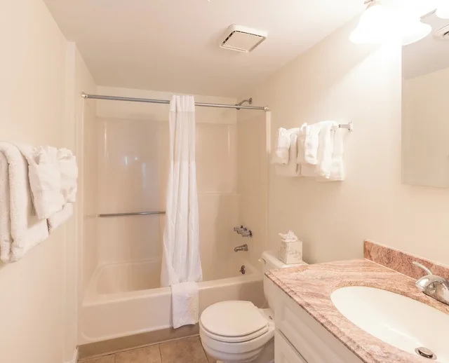 2 Bedrooms, Condo, Premier, Twin Beds, Queen Bed, Bay View, Sofa, Patio، Bay Club Resort 8/10