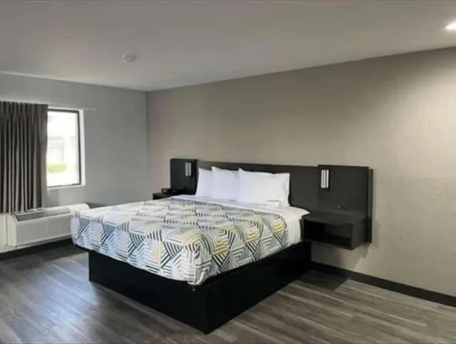 Room, King Bed, Hot Tub, Kitchen, Smoking, Studio6 Little Rock, AR - South 2/8