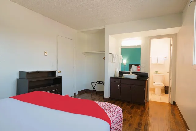 غرفة بريميوم بسرير كوين بمطبخ صغير، Travelodge Inn & Suites by Wyndham Saint Helens OR 1/6