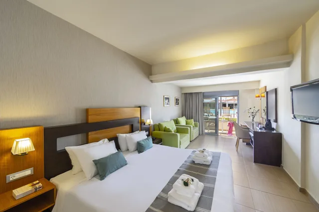 غرفة ديلوكس عائلية بسرير مزدوج بإطلالة على المسبح مع أريكة، Leonardo Kolymbia Resort 1/7