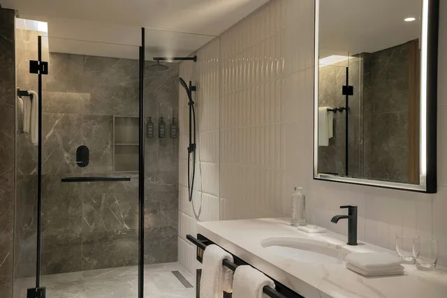Signature, 2 Queen Beds, City View, Sheraton Bahrain Hotel 3/6