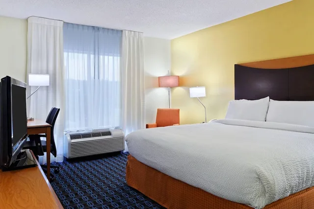 غرفة بسرير كينج لذوي الإعاقة، Fairfield Inn Suites Charlotte Arrowood 1/2