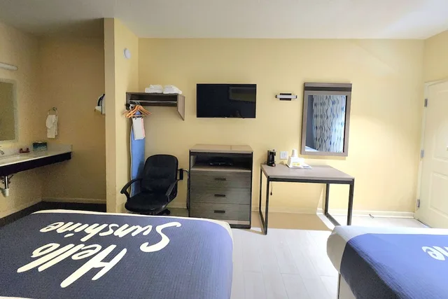 Efficiency, 2 Queen Beds, Accessible, Days Inn By Wyndham Freeport 3/3