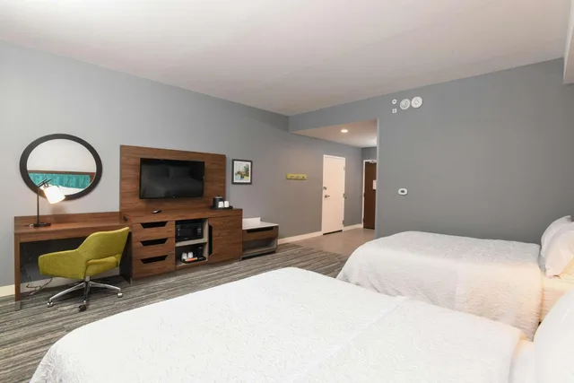 Room, 2 Queen Beds, Bathtub, Accessible, Hampton Inn and Suites Cincinnati Liberty Township 2/5