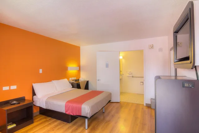 جناح بسرير كوين، Motel6 Simi Valley, CA 1/9