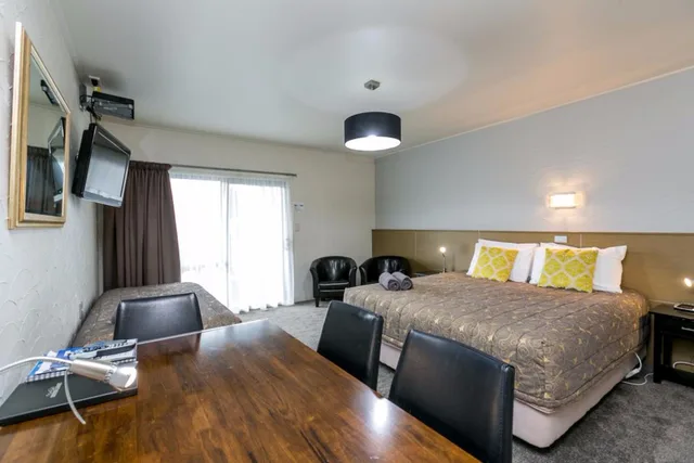 Premier, Twin Beds, 1 King and 1 Single Beds, 16 Northgate Motor Lodge 2/7