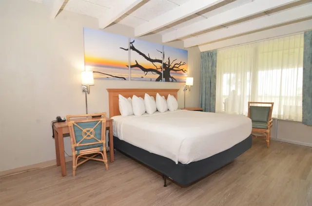 Suite, King Bed, Side Ocean View، Days Inn & Suites By Wyndham Jekyll Island 1/1