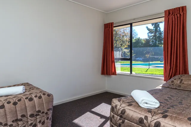 جناح بسرير كوين وسريرين منفصلين بغرفة نوم واحدة، Cherylea Motel 9/10