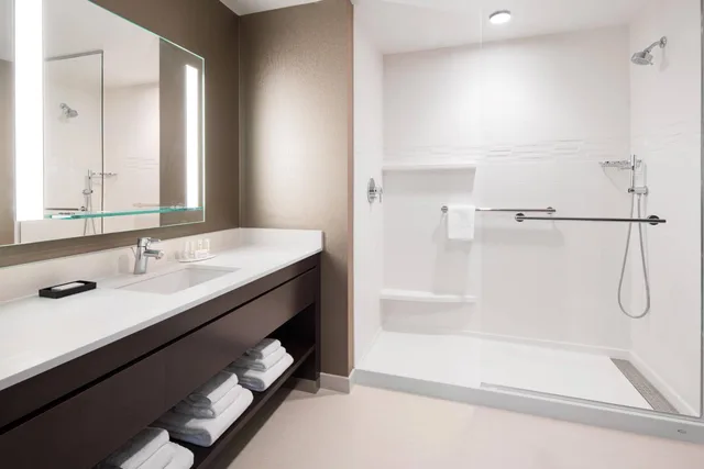 جناح بسرير كينج بإطلالة على المدينة بغرفة نوم واحدة مع أريكة، RESIDENCE INN SEATTLE DOWNTOWN/CONVENTION CENTER 3/4