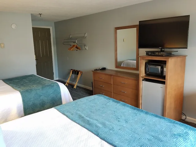 غرفة قياسية بسريرين كوين، Hampton Village Resort 5/8