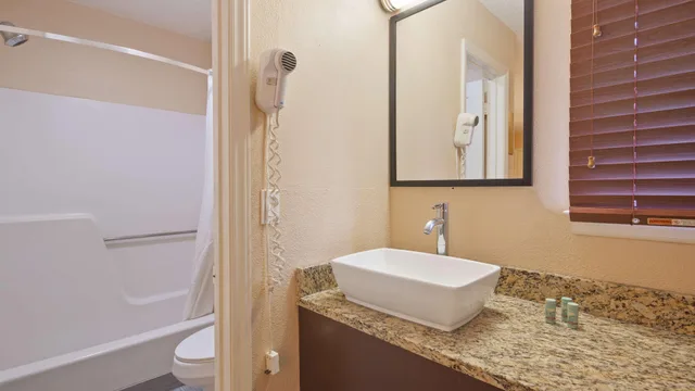 غرفة بسرير كينج بشرفة مع أريكة، Best Western Mountainbrook Inn 9/10