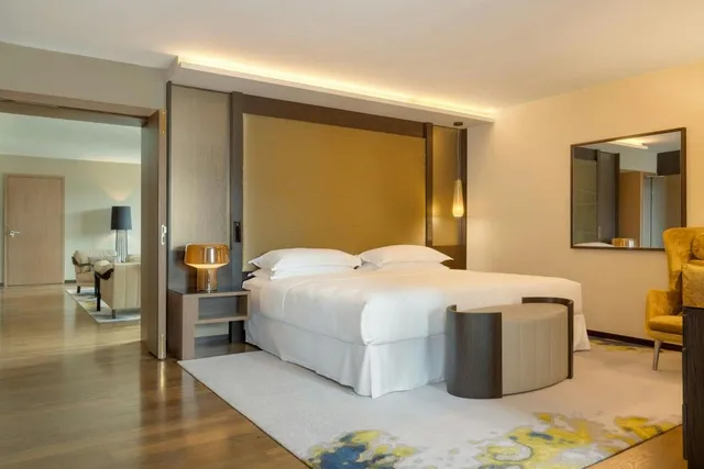 جناح رئاسي بسرير كينج بشرفة مع دخول صالة النادي، Sheraton Grand Tbilisi Metechi Palace 3/9