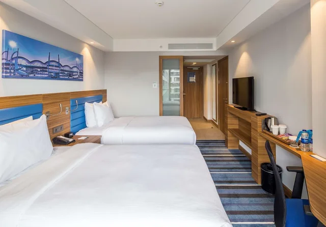 غرفة بسريرين منفصلين بشرفة للمدخنين، Hampton By Hilton Istanbul Sabiha Gokcen Airport 1/5