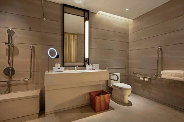 غرفة بسرير كينج لذوي الإعاقة، Doubletree Resort By Hilton Hainan Xinglong Lakeside 2/2
