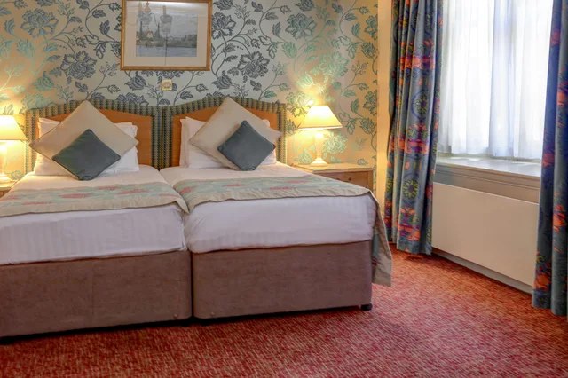 Standard, Twin Beds, Norfolk Royale Hotel 1/6