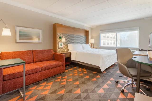 غرفة بسرير كينج مع أريكة، Holiday Inn Philadelphia South-Swedesboro 1/1