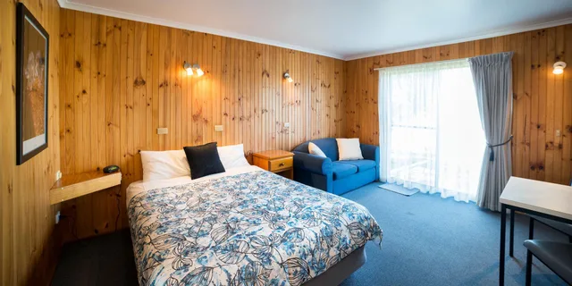 غرفة بسرير مزدوج بإطلالة على الجبل، Kookaburra Motor Lodge 1/2
