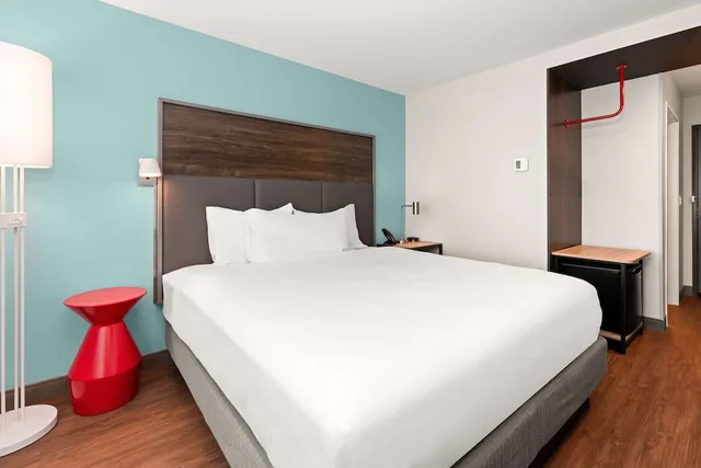 غرفة بسرير كينج لذوي الإعاقة، Tru by Hilton Portland Airport, OR 2/2