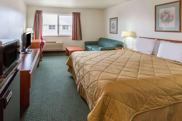 غرفة بسرير مزدوج، Travelodge Suites By Wyndham Newberg 1/2