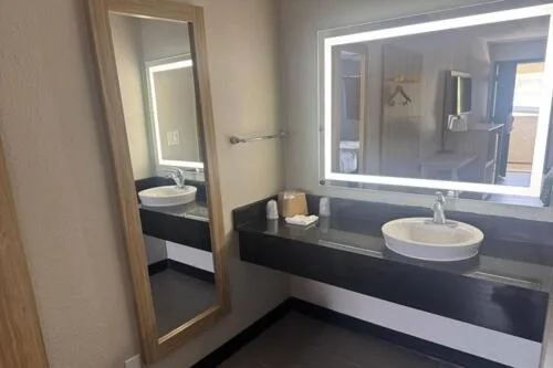 جناح بسرير كينج وسريرين مزدوجين بغرفتي نوم، Days Inn by Wyndham Kansas City Northeast 7/9