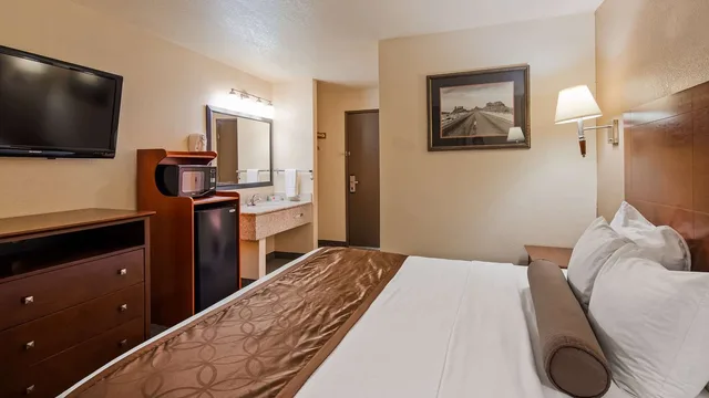 غرفة بسرير كينج مع أريكة، Best Western Desert Oasis 2/3