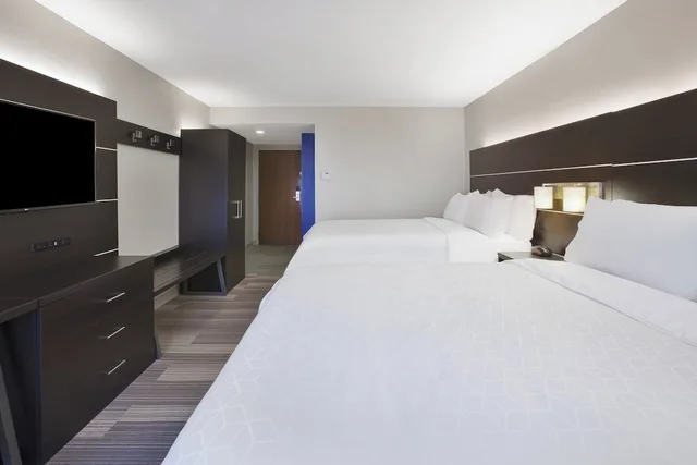 Standard, 2 Queen Beds, Holiday Inn Express Tiffin 2/2