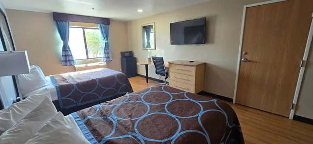 غرفة بسريرين مزدوجين بحوض استحمام لذوي الإعاقة، Super 8 by Wyndham New Braunfels I-35 5/8
