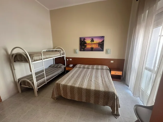 غرفة رباعية بسرير مزدوج وسريرين منفصلين، Hotel Germania 1/6