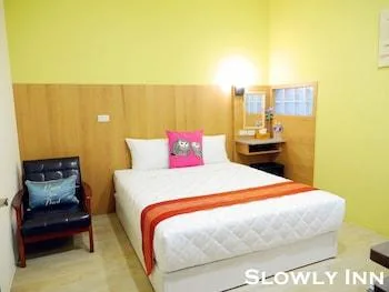 غرفة كومفورت بسرير كينج بغرفة نوم واحدة بحمام خاص، Slowly Inn 1/2