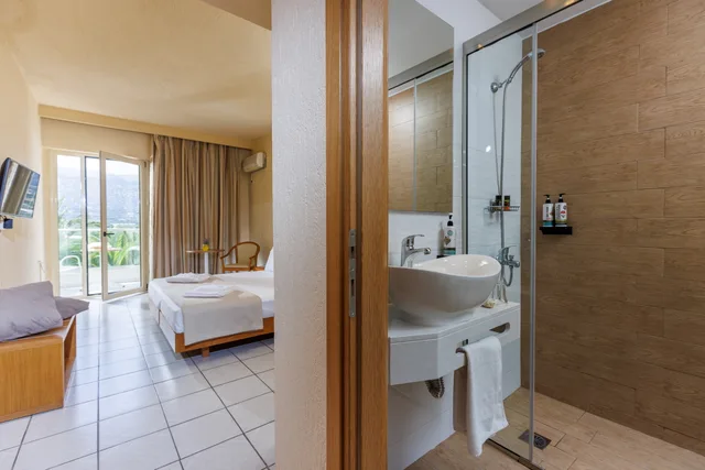 غرفة بسرير مزدوج أو سريرين منفصلين بإطلالة على الحديقة، Malia Bay Beach Hotel And Bungalows 9/9