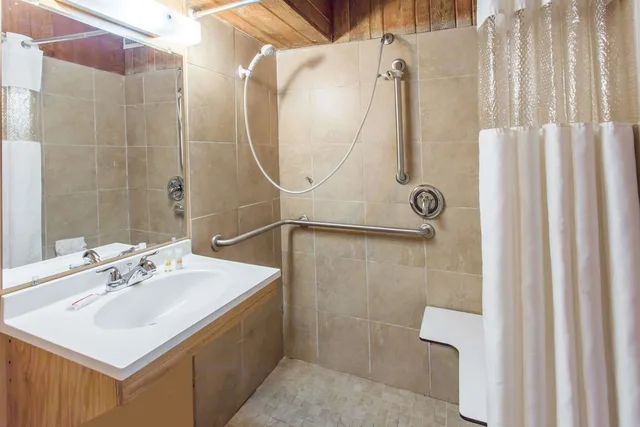 غرفة بسرير كوين لذوي الإعاقة، Days Inn by Wyndham West Allis/Milwaukee 4/6