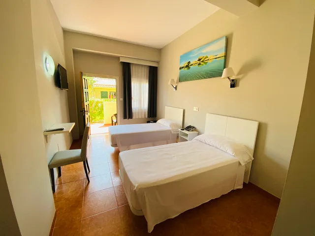 غرفة بسريرين منفصلين بشرفة في الطابق الأرضي، Hotel Los Jazmines 1/3