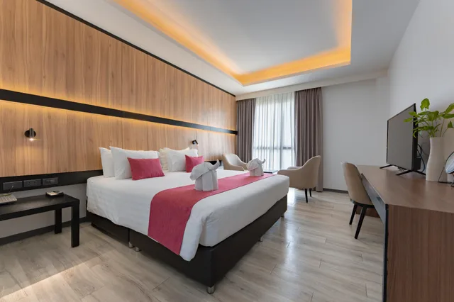 غرفة تنفيذية بسرير كينج بإطلالة على البحيرة، Gate43 airport hotel Bangkok (SHA Plus+) 2/2