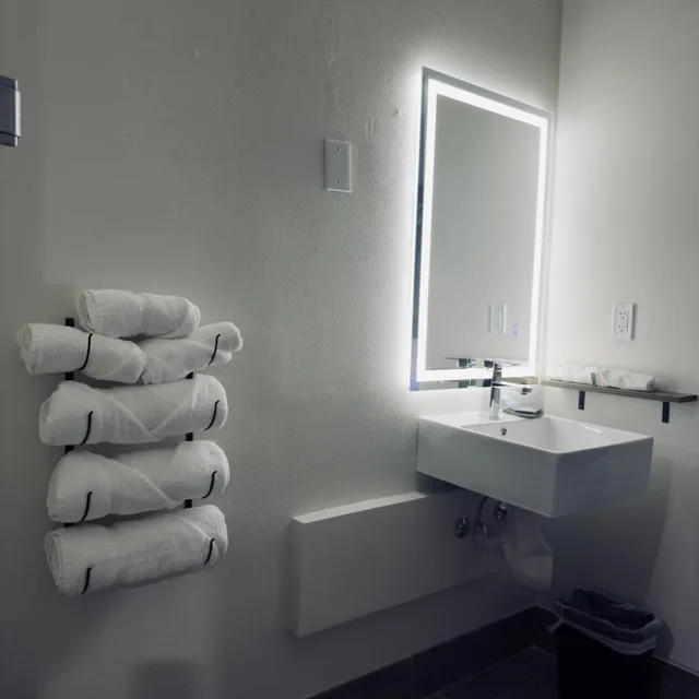 غرفة بسرير كينج بحوض استحمام لذوي الإعاقة، La Quinta Inn & Suites by Wyndham Atlanta Roswell 9/9