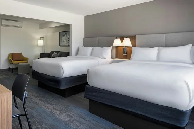 غرفة ديلوكس بسريرين كوين مع أريكة، Baymont Inn and Suites Findlay 1/2