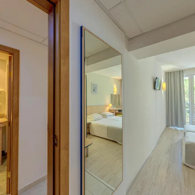غرفة عائلية بإطلالة على المتنزه، Madara Park Hotel 7/9