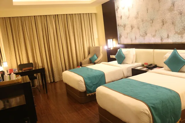 غرفة بسريرين منفصلين للمدخنين، Ramada by Wyndham Jamshedpur 2/5