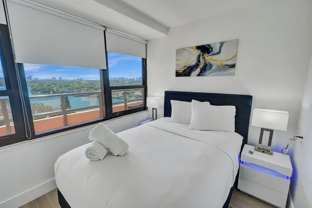 شقة سكنية فاخرة بسريرين منفصلين وسرير كينج وسرير بطابقين بإطلالة على البحر مع أريكة، The Alexander All Suite Oceanfront Resort 2/5